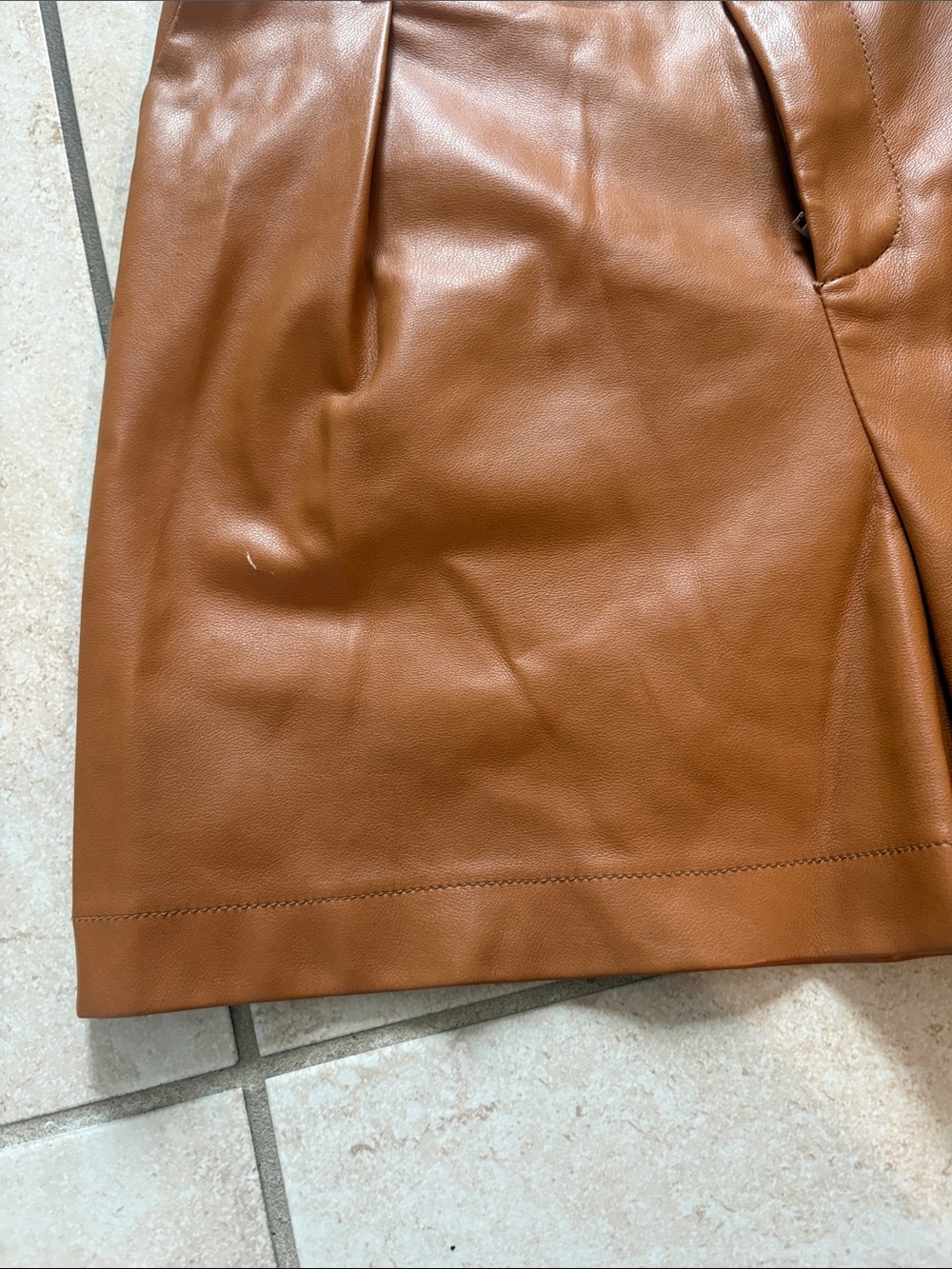 7 For All Mankind Pleated High Rise Vegan Leather Shorts Sz S Camel Brown Cognac - Picture 8 of 13